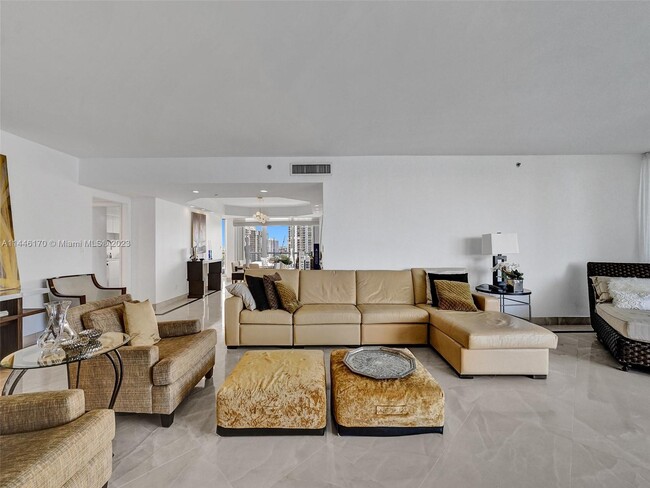 Foto del edificio - 7000 Island Blvd
