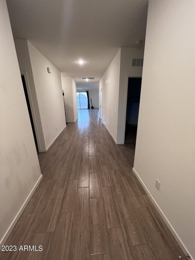 Foto del edificio - 12404 W Orangewood Ave