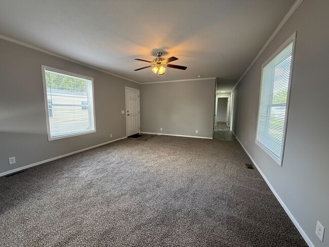 Foto del edificio - 12365 Creekview Ave