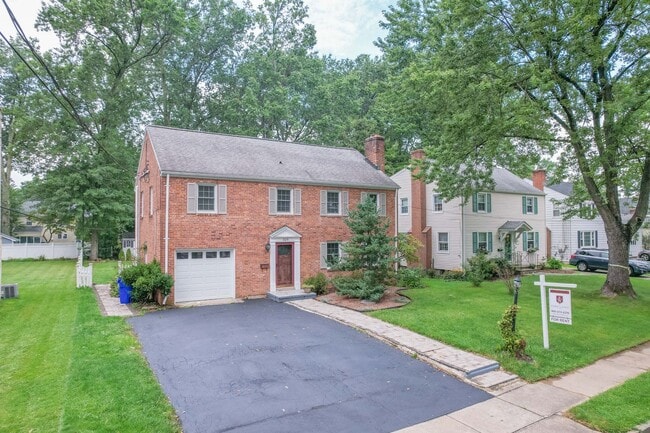 Building Photo - 4 Bedroom 2.5 Bath Colonial in West Hartford