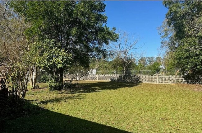 Building Photo - 4 Bed 2 Bath Brick House