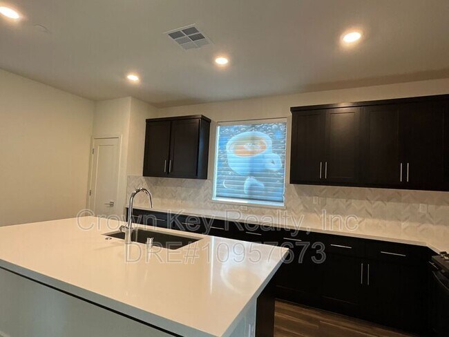 Foto del edificio - 7236 Diamond Ave