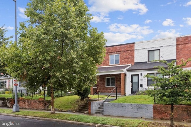 Building Photo - Charming 2-Bedroom Townhome Beautifully Updated and Convenient