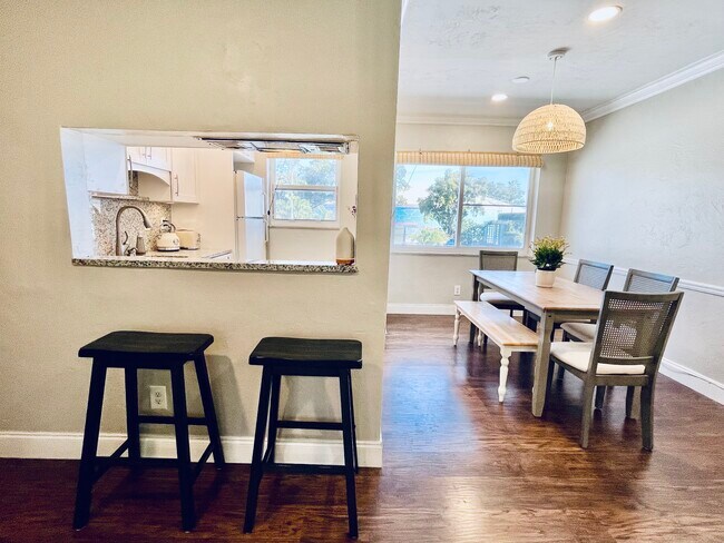 Barra de desayuno y zona de comedor - 7510 Dickens Ave