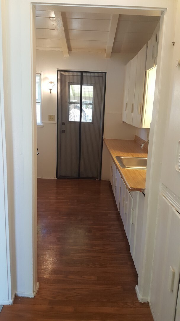 Building Photo - 1 bedroom / 1 bathroom unit