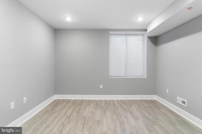 Building Photo - 3037 W Sedgley Avenue Unit 1