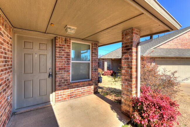 Photo - Spacious 3-Bedroom Duplex with Fenced Yard... House