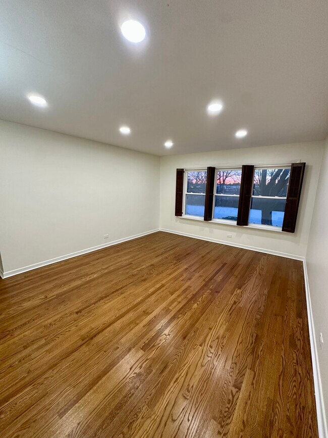 Building Photo - 6113 N Kedzie Ave