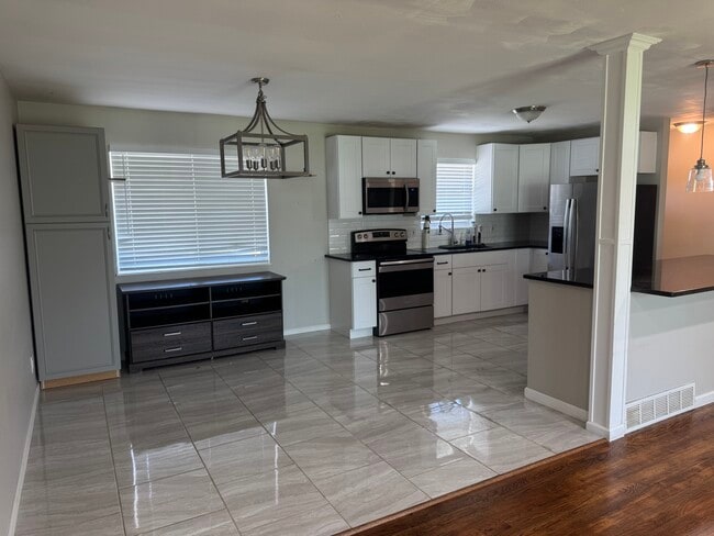 Building Photo - 509 Majestic Dr