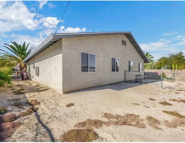 Foto del edificio - 6673 Split Rock Ave
