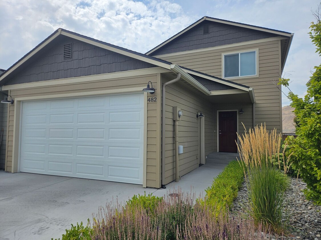 Primary Photo - 3 Bedroom, 2.5 Bath House w/ fully fenced ...