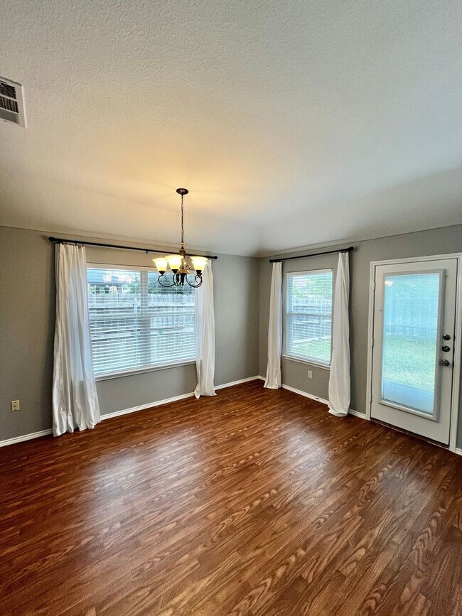 Foto del edificio - PROMO!!! $250 Admin Fee Waived !! Gorgeous...