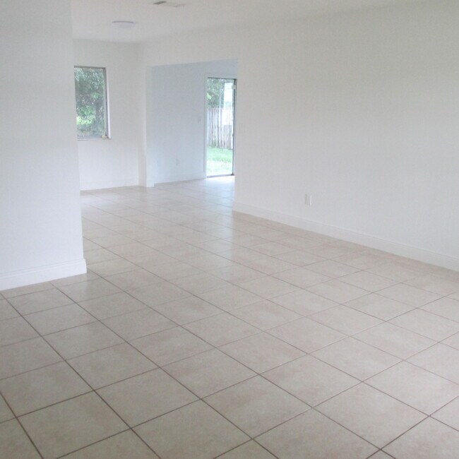 Foto del edificio - 2137 SE Dolphin Rd