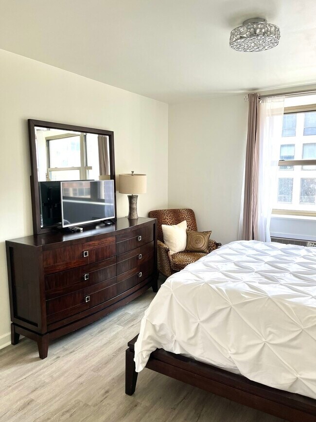 Building Photo - 253 E Delaware Pl