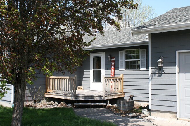 Building Photo - 25 Green Tree Dr