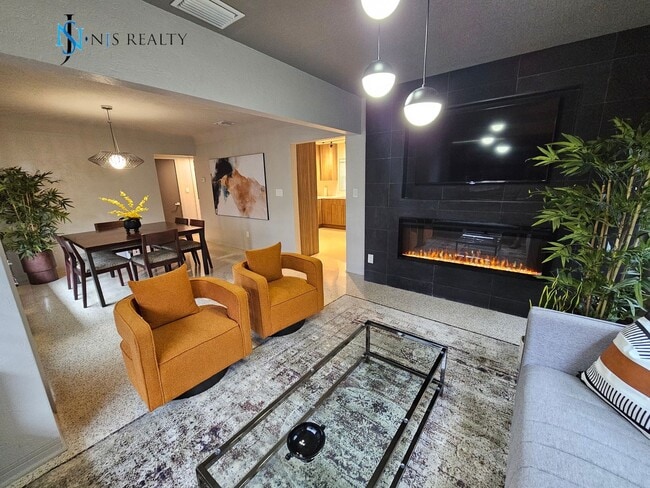 Building Photo - Classy Modern Renovation Home... true 3/2 ...