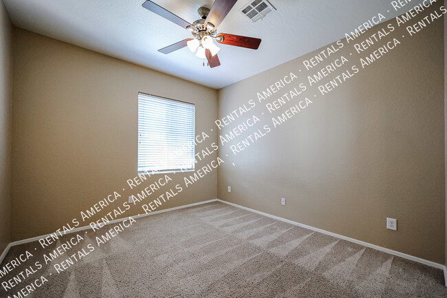 Foto del edificio - Gated - Beautiful Two-Story Condo w/ Garage!