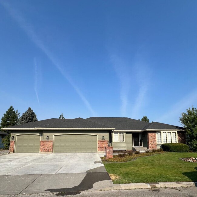 Foto del edificio - HUGE HOME FOR RENT!! Half off First Months...