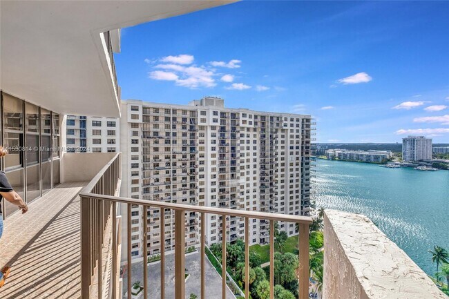 Foto del edificio - 18181 NE 31st Ct
