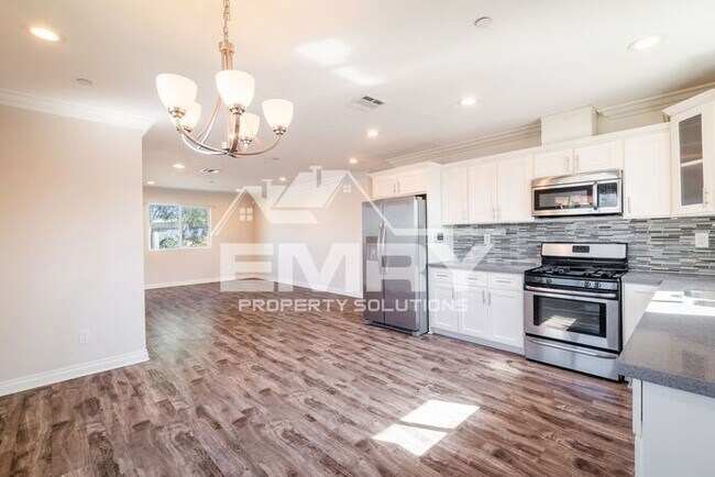 Building Photo - Stunning 4 Bedroom 2 Bathroom Home in LA 9...