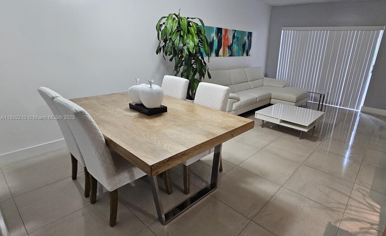 Foto principal - 4768 NW 114th Ave
