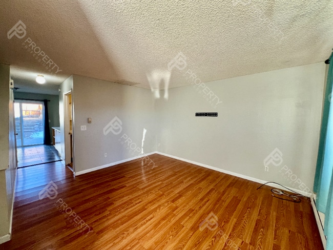 Building Photo - Em Ave Duplex