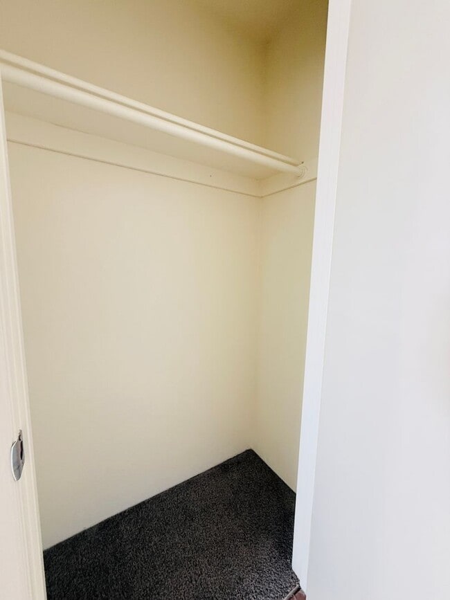 Building Photo - 2nd Floor Condo in gated Summerlin community!