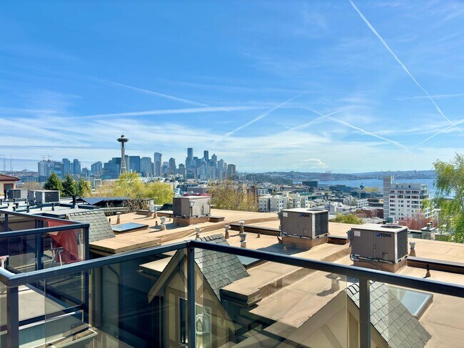 Building Photo - Gorgeous townhome with Space Needle, Mt Ra...