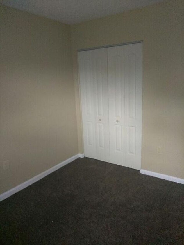 4904 Saddlebrook Ln Unit 4, Louisville, KY 40216 Room for Rent in Louisville, KY