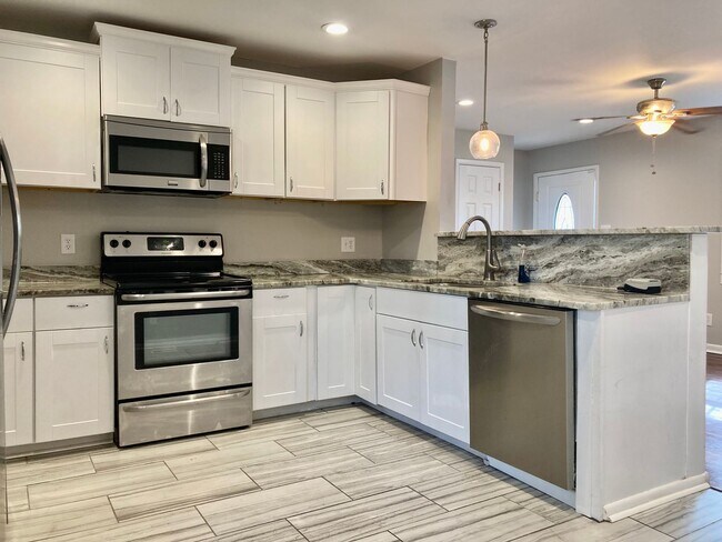 Foto del edificio - Beautifully Updated 3 Bedroom Home with Bo...