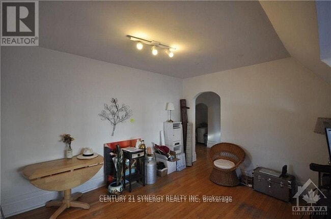 Building Photo - 458 MacLaren St