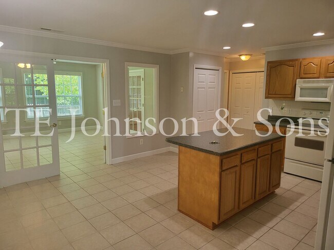 Foto del edificio - Charming 3BR Home with Bonus Room, Screened Deck & Two-Car Garage