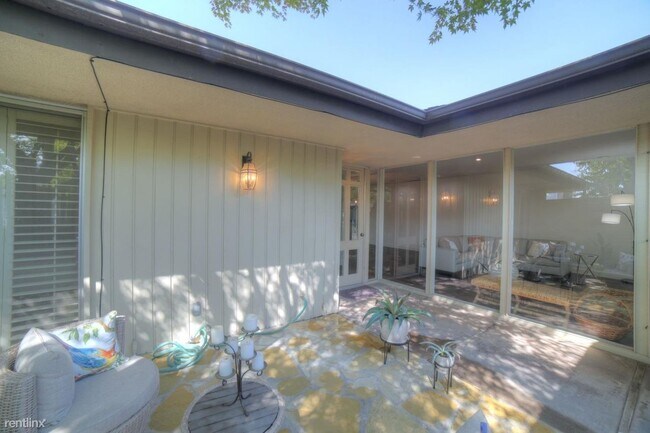 Building Photo - 2 br, 2 bath Condo - 549 W Scott Ave