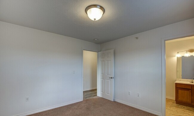 100058512_hdp_embajada_int_flpn_bed4 - Embassy Ozark