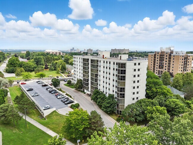 Photo du bâtiment - Available NOW | Top Floor Condo Living with Stunning North-Facing Views