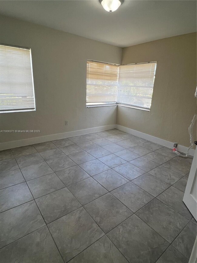 Building Photo - 1104 SW 12th Ct