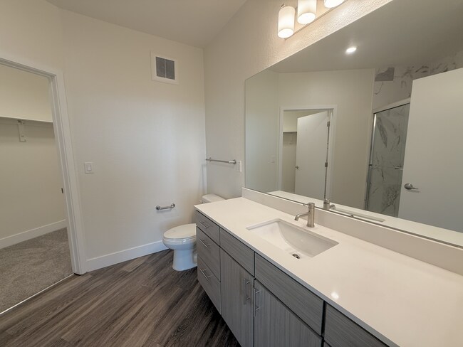 primary-bathroom-high-line-pointe-B5-2x2.5-1301-600-pikes-peak-3-13-2026.JPG - High Line Pointe