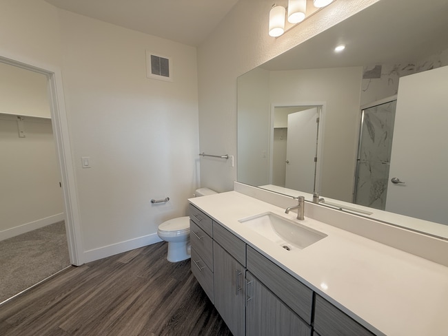 primary-bathroom-high-line-pointe-B5-2x2.5-1301-600-pikes-peak-3-13-2026.JPG - High Line Pointe
