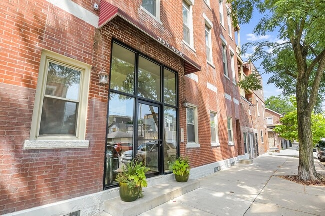 Building Photo - 708 N Wood St
