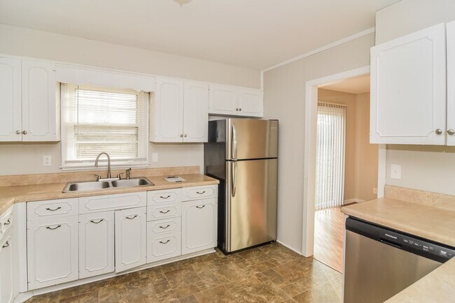 Building Photo - Spacious 4 Bedroom with Large Backyard!