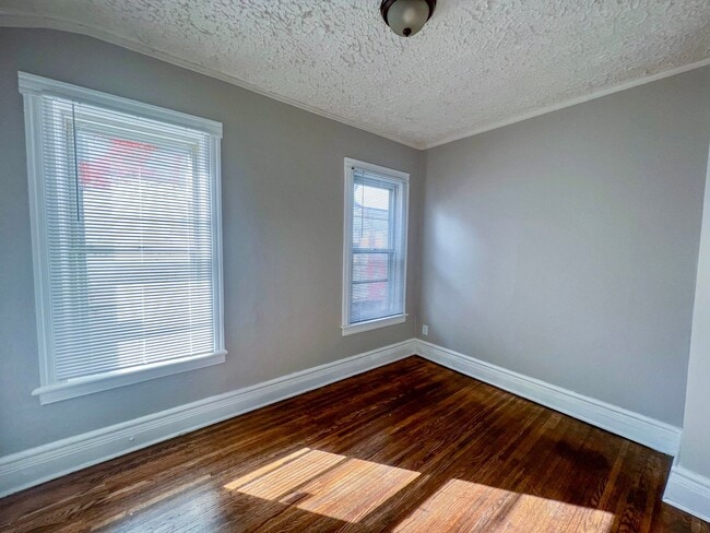 Building Photo - 4/1.5 Single Family Home | Hardwood Floors...