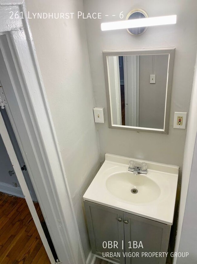 Foto del edificio - 261 Lyndhurst Pl