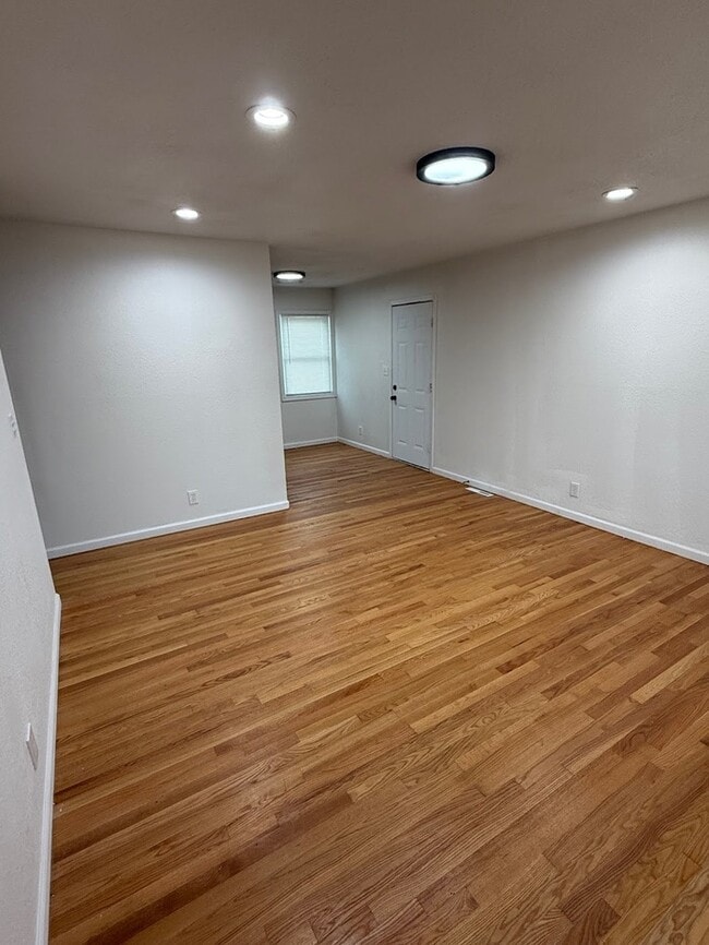 Building Photo - Newly remodeled 3 bedrooms and 2 full baths home located in Independence, MO