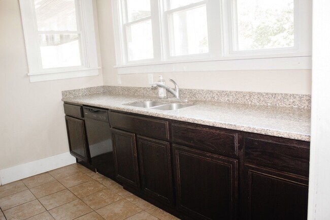 Foto del edificio - 4 Bedroom, 2 Bath on Campus