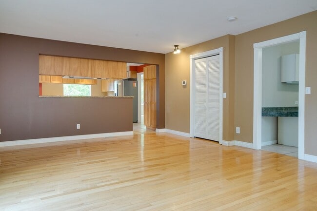 Building Photo - Ravensdale 3 Story, close to Lake Retreat,...