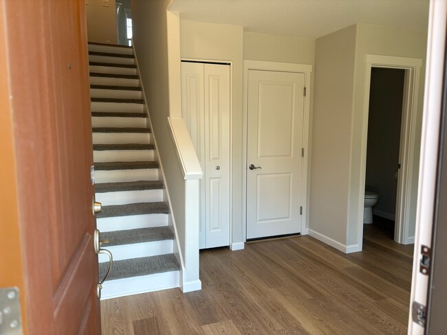 Foto del edificio - Townhome - Jean Louise Rd