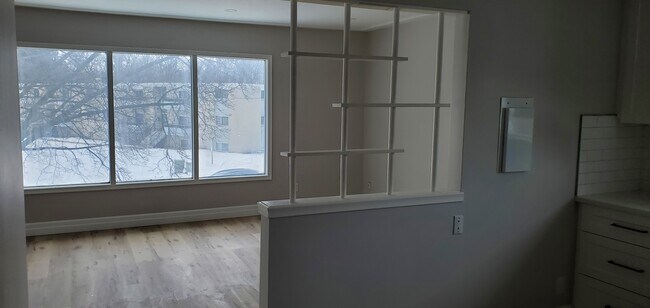 Building Photo - 128 River Rd E