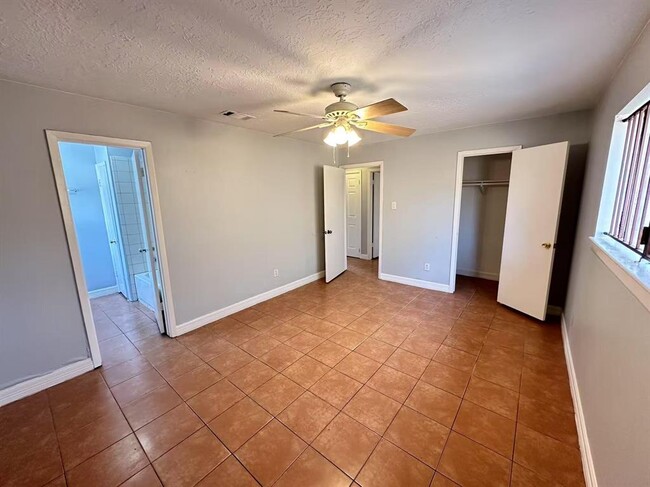 Building Photo - 12969 Blackpool Ln