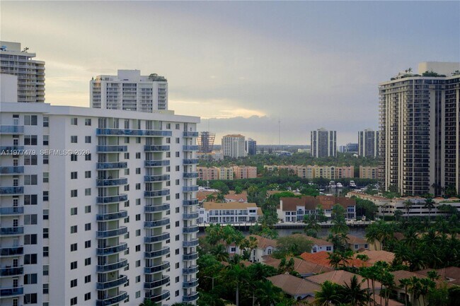 Foto del edificio - 19370 Collins Ave
