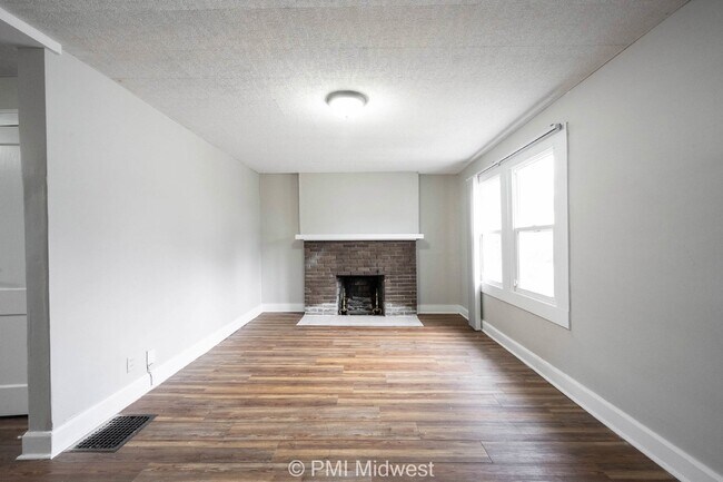 Building Photo - Charming 2-Bedroom Home with Fireplace in Indianapolis!